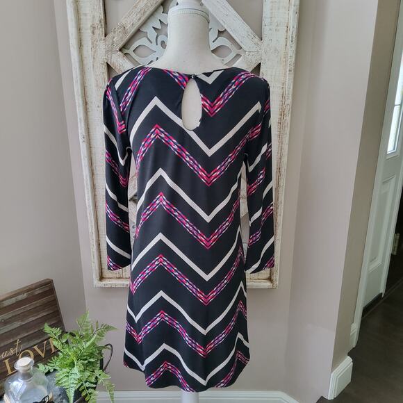 Bongo Women's Junior 3/4 Sleeve Shift Midi Dress in Black & Pink Chevron - Picture 5 of 7
